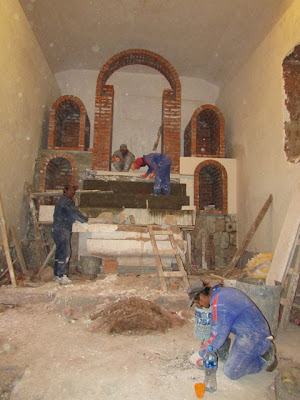 “Hochaltar” der Pfarrkirche, bis Weihnachten wird das Kircheninnere fertig sein.