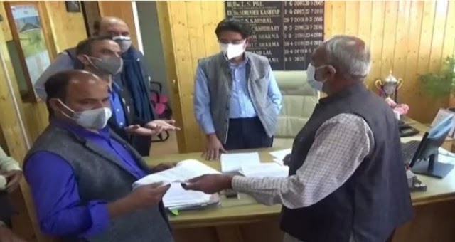  नर्स की मौत के एक महीने बाद भी नहीं मिला मुआवजा, सिंघा ने आईजीएमसी प्रशासन को सौंपा ज्ञापन