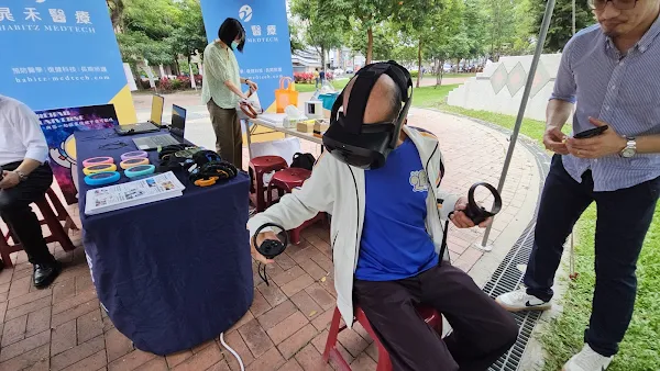 ▲「臺灣照服日—有愛63．點亮照服員」倡議活動，亦結合「老化五感科技體驗」，使用科技輔助從五感體驗老化後的感受，使其更能同理照顧者與被照顧者的心理。（記者林明佑攝）