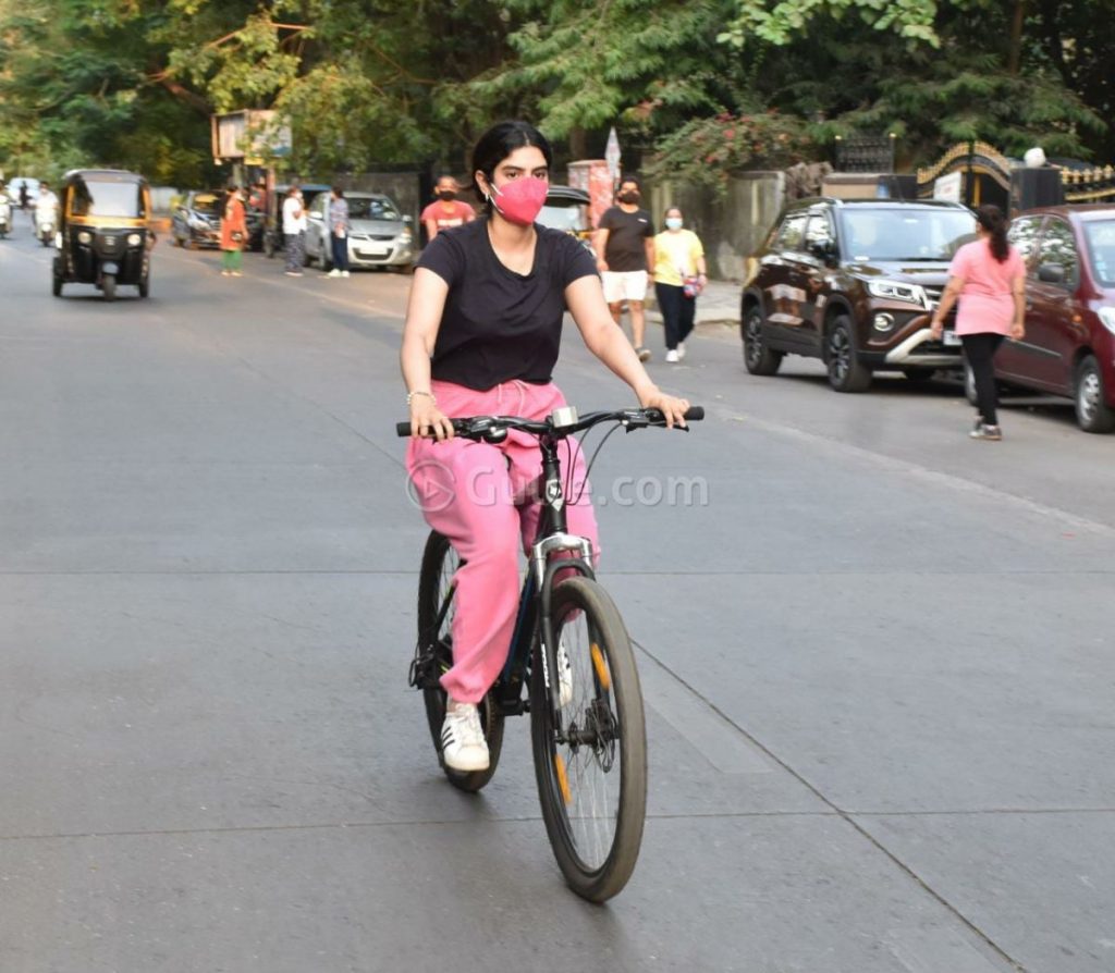 Actress Gossips: Janhvi and Khushi Kapoor Out For Cycling