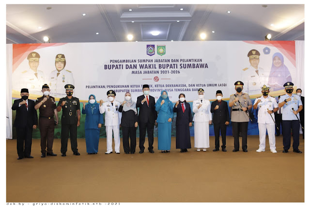 Gubernur NTB foto bersama Dengan Bupati dan wakil bupati Sumbawa