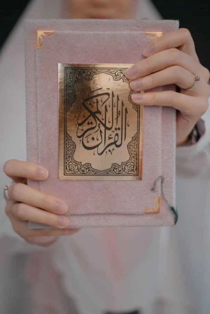 صور بنات محجبات كيوت مع القرآن الكريم