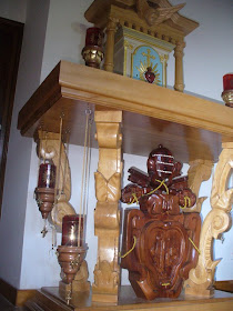 altar de madeira Tola da Costa do Marfim com Brasão do Vaticano