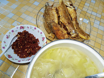 Makan Malam Lauk Ikan Gelama Goreng Dan Sambal Totok Cili Kering