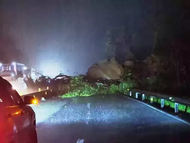 Deslizamento de terra interrompe tráfego em rodovia catarinense