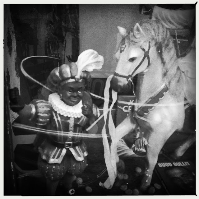 Zwarte Piet in etalage. Hipstamatic: Vincent + AO BW. Foto: Robert van der Kroft