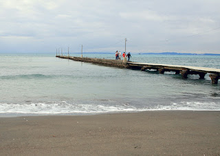 富浦、原岡ビーチの海に突きでた岡本桟橋。