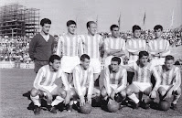 📸REAL VALLADOLID DEPORTIVO 📆7 octubre 1962 ⬆️Calvo, García Verdugo, Pini, Pinto, Ramírez, Sanchís. ⬇️Aramendi, Endériz, Morollón, Rodilla y Molina. Del libro LA LEGIÓN EXTRANJERA BLANQUIVIOLETA, de Ramón Martínez. REAL VALLADOLID DEPORTIVO 2 🆚 ATLÉTICO DE BILBAO 1 Domingo 07/10/1962, 16:30 horas. Campeonato de Liga de 1ª División, jornada 4. Valladolid, estadio Municipal de Zorrilla. GOLES: ⚽1-0: 83’, Aramendi. ⚽1-1: 87’, Arieta I. ⚽2-1: 89’, Morollón.