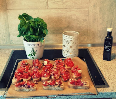 Bruschetta - http://gotomeenskitchen.blogspot.com/2015/06/bruschetta-mit-parmesan.html