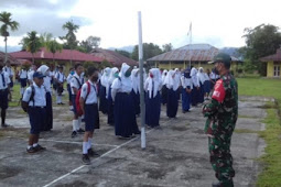 Babinsa  Waimital Dampingi Siswa Saat Mulai Sekolah Pasca COVID-19