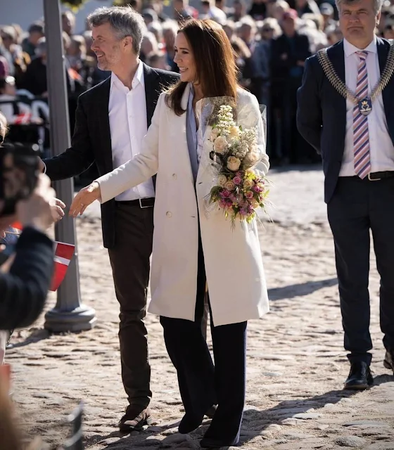 The Royal Family traditionally moves their residence to the Chancellery House at Fredensborg Palace