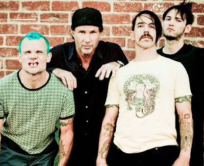 Red Hot Chili Peppers posando para sus fans