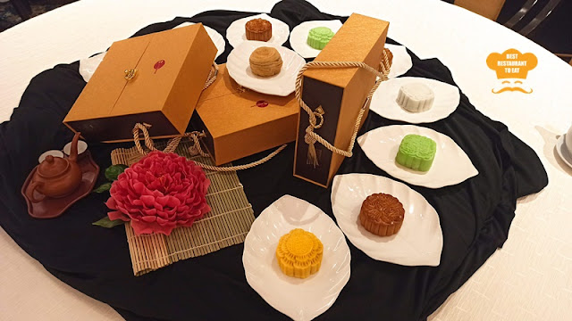 One World - Zuan Yuan Mooncakes Selection