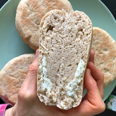 Batbout, petit pain cuit à la poêle fourré avec du Tartare