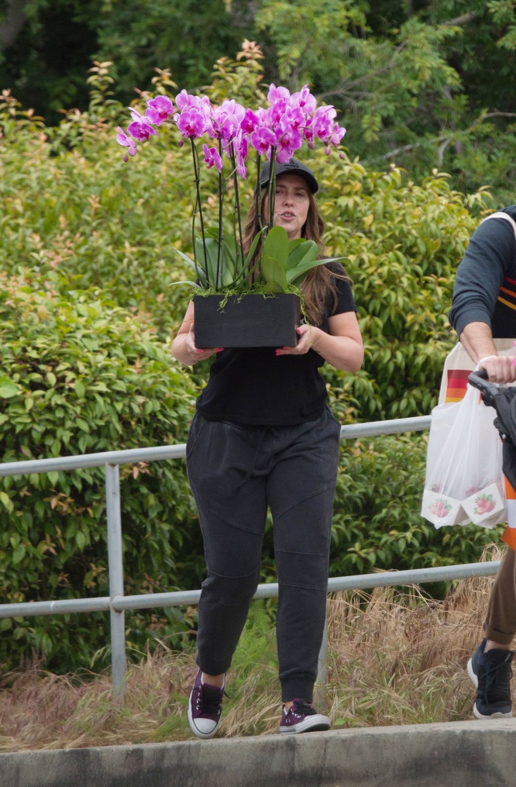 Jennifer Love Hewitt Carries Some Flowers Out in Los ...