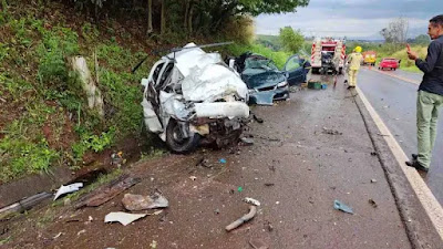 Quatro pessoas morrem em acidente entre dois carros na PR-466, em Lidianópolis