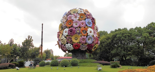 太い幹に様々な花の大きなオブジェ