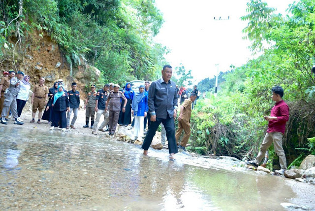 Jalan Rusak, Perjalanan Bupati Solok dan Anggota DPR RI Terhenti di Garabak Data