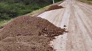 La Comuna de Villa Salavina trabaja en su principal camino que une con El Cruce