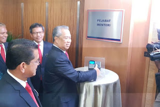 Muhyiddin Reports For Duty At Home Ministry