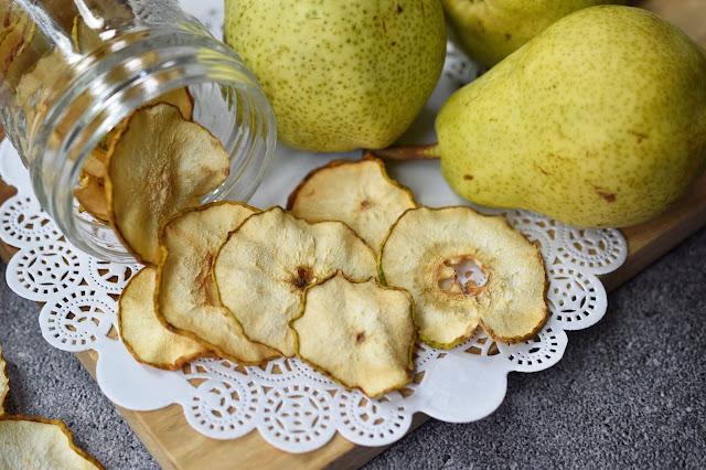 Dehydrated Pear Chips With Quick Vegan Caramel Sauce