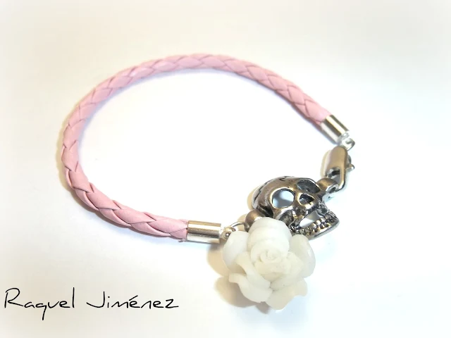 pulsera rosa con calavera