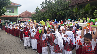 Kurangi Sampah Plastik, Satgas Citarum Sektor 21 dan DLH Cimahi Sambangi Sekolah 