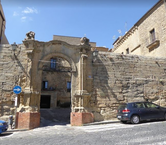 portale d'ingresso di palazzo pollicarini