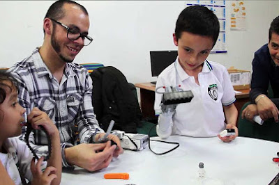 Carlos Arturo Torres: El colombiano que gana premio de diseño en Madrid con prótesis para niños 