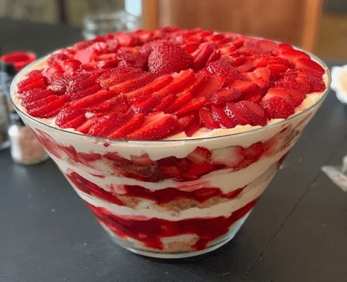 Strawberry-Cheesecake-Trifle 😋😋