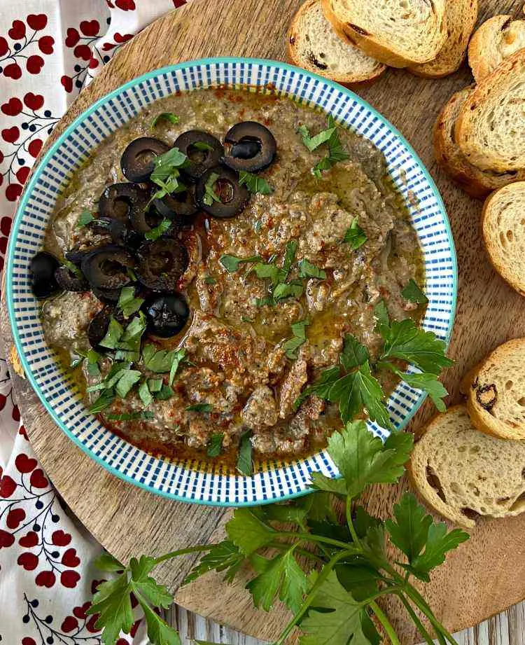 Hummus con aceitunas negras