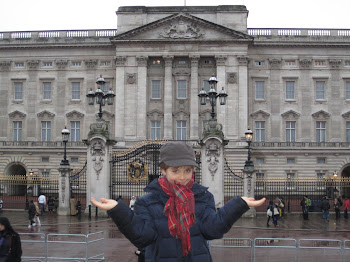 Hunty holding up Buckingham Palace