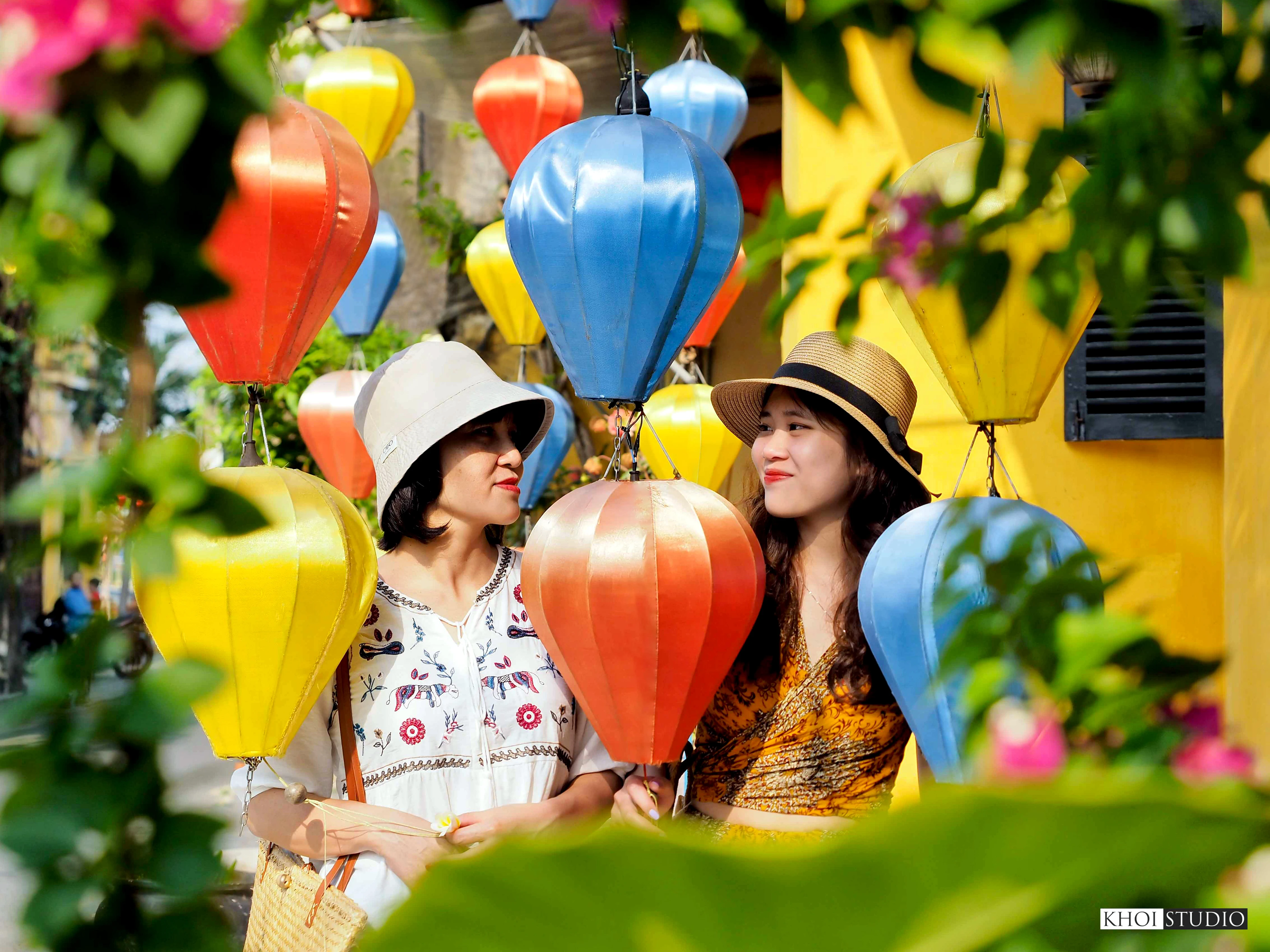 Family travel photo session in Hoi An ancient town: Outdoor photo shoot with mom