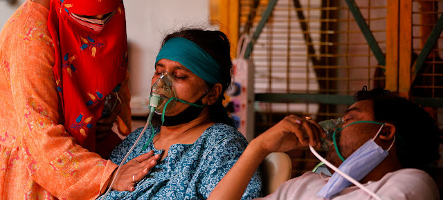 Pacientes de COVID-19 reciben oxígeno en un templo en Ghaziabad, India.© UNICEF/Amarjeet Singh