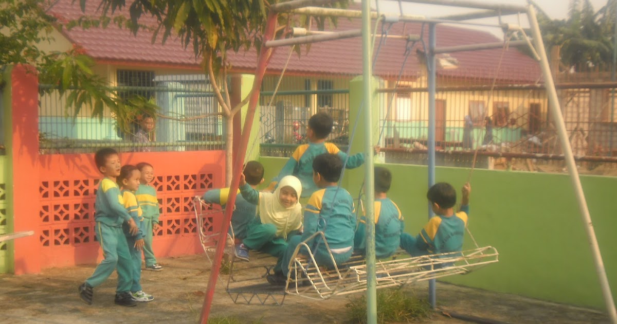 TK Muslimat NU Khoirunnisa: Bermain Bersama di Halaman Sekolah