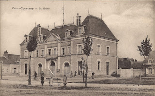 Aux abords de la Mairie - Cour-Cheverny