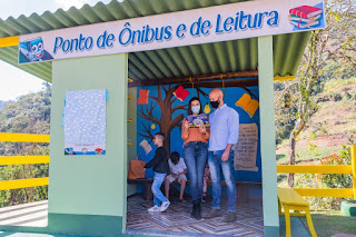 O painel do ponto de ônibus e de leitura do Vale dos Lúcios foi pintado pela Primeira-dama Paula Claussen