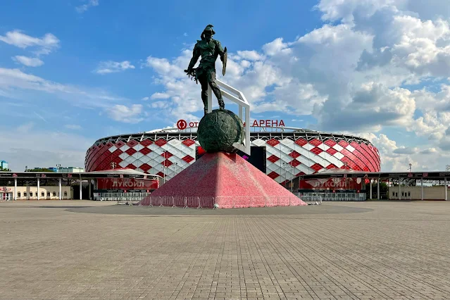 улица Братьев Старостиных, скульптура «Гладиатор», стадион «Открытие Банк Арена»
