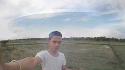 
Asyik Foto Selfie Pemuda Ini Lihat UFO
