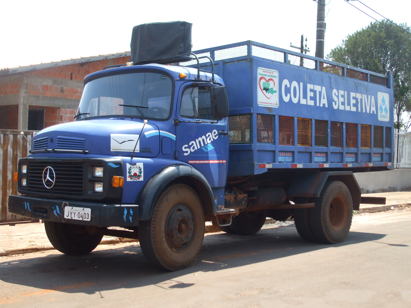 Caminhão coletor de resíduos recicláveis