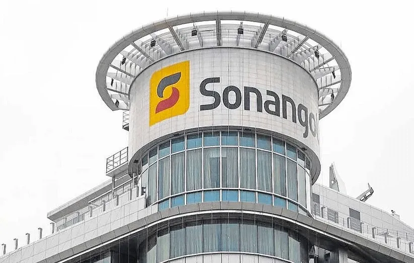 Imagem do prédio da Sonango, empresa de petrolífera,  destacando seu logo amarelo e preto e vermelho na fachada moderna e arquitetônica do edifício.