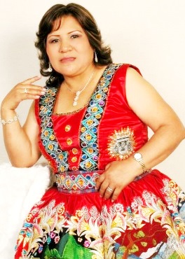 Foto de Perlita de Huaral con vestimenta rojo bordado