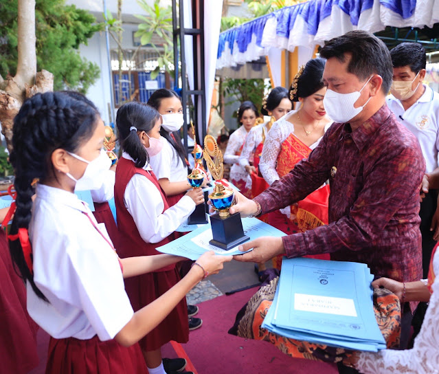    Hadiri Hut SMPN 1 Semarapura Ke-75, Bupati Suwirta Tekankan Pentingnya Pendidikan Karakter