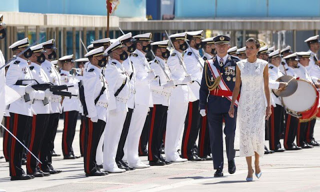 Queen Letizia wore a white lace sleeveless midi dress. Genuine aquamarine earrings by Bvlgari jewellery. Magrit pumps and clutch