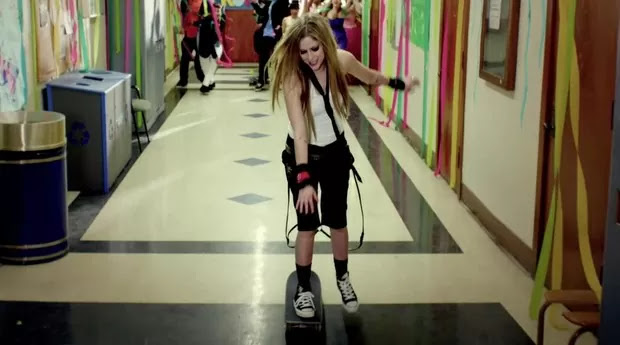 Paso a paso: Cómo crear un Outfit Skate estilo Avril Lavigne
