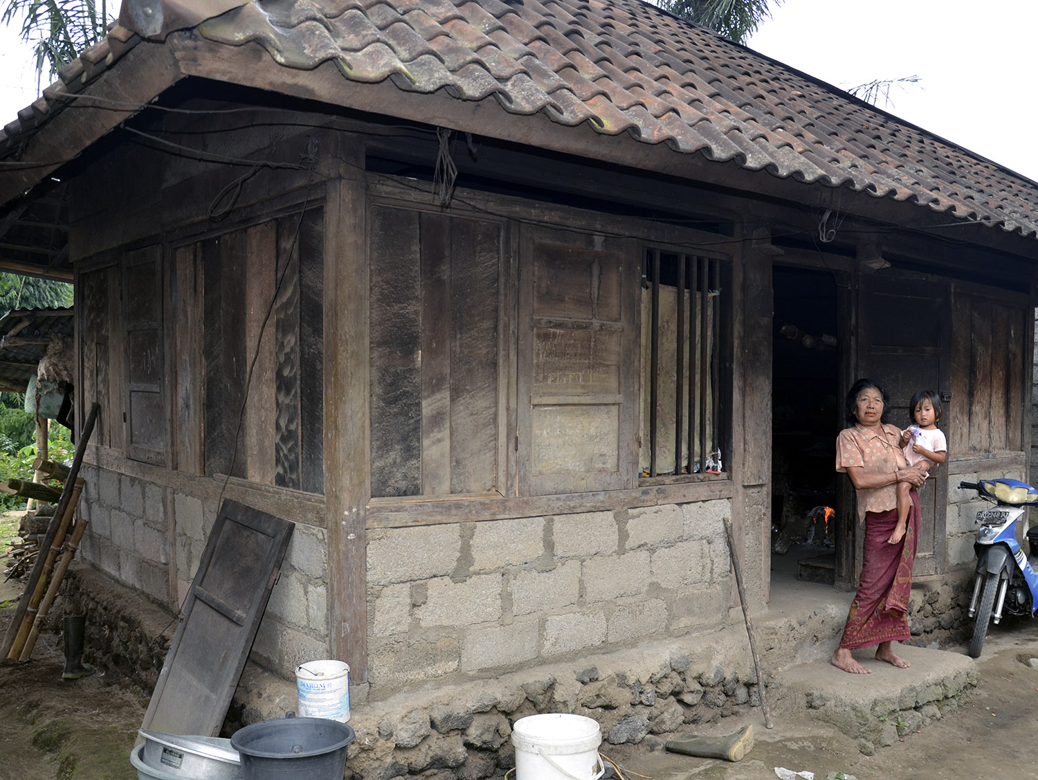... Bali Bantu Dua Warga Miskin Di Bangli dan Karangasem | Bali Kini