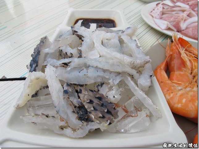 台南-廟邊海產。涼拌河豚皮（台語叫做『刺龜皮』），這就是朋友念念不忘的美味，老實說個人吃起來的感覺有點像是冰鎮過的雞軟骨，因為下面鋪了一層碎冰，吃得時候有點軟軟脆脆的感覺，這是一道涼拌菜，朋友說其膠質很多，富含營養。