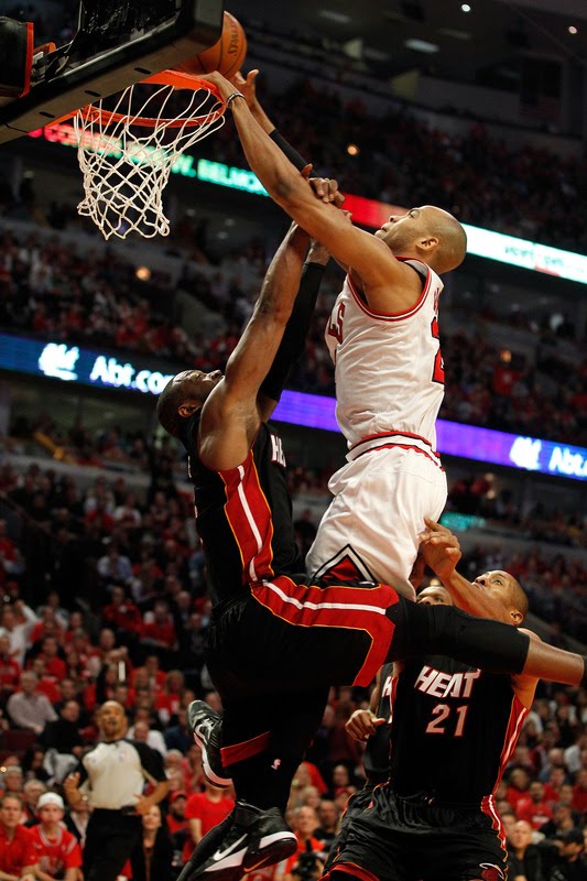 dwyane wade posterizes anderson varejao. D-Wade really caught one bad