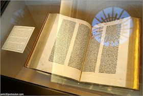 Biblia de Gutenberg en la Widener Memorial Room, Universidad de Harvard 