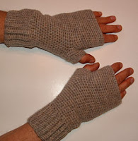 http://translate.googleusercontent.com/translate_c?depth=1&hl=es&rurl=translate.google.es&sl=en&tl=es&u=http://www.myrecycledbags.com/2012/01/02/mens-crocheted-fingerless-gloves/&usg=ALkJrhhNY11uWKqVgaPMmiYPxEKty2lNHg